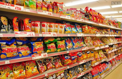 超市员工清理过期食品市民消费得到安全保障